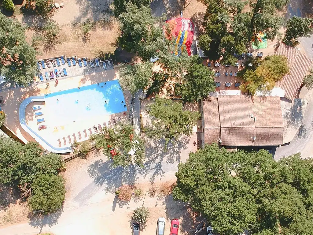 Vue aérienne piscine camping 4 étoiles Drôme Provençale